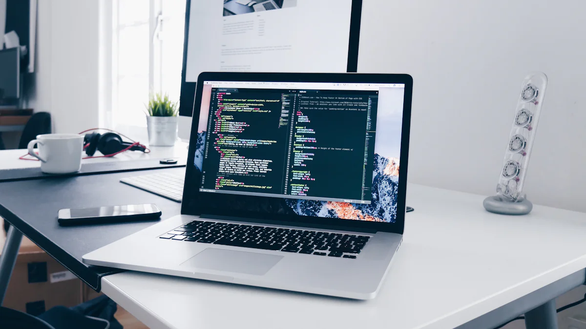 Notebook sobre un escritorio blanco con código fuente abierto en la pantalla